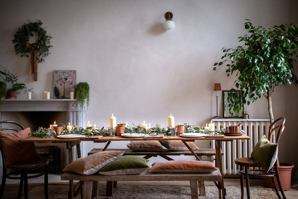 SIMPLE, NATURAL FESTIVE TABLE DECOR IN GREEN AND COPPER