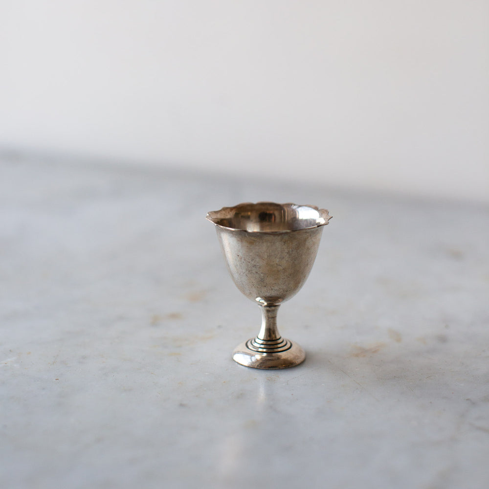 VINTAGE SCALLOPED EGG CUP SET