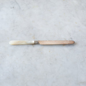
            
                Load image into Gallery viewer, Vintage Simple Mother of Pearl Knives
            
        
