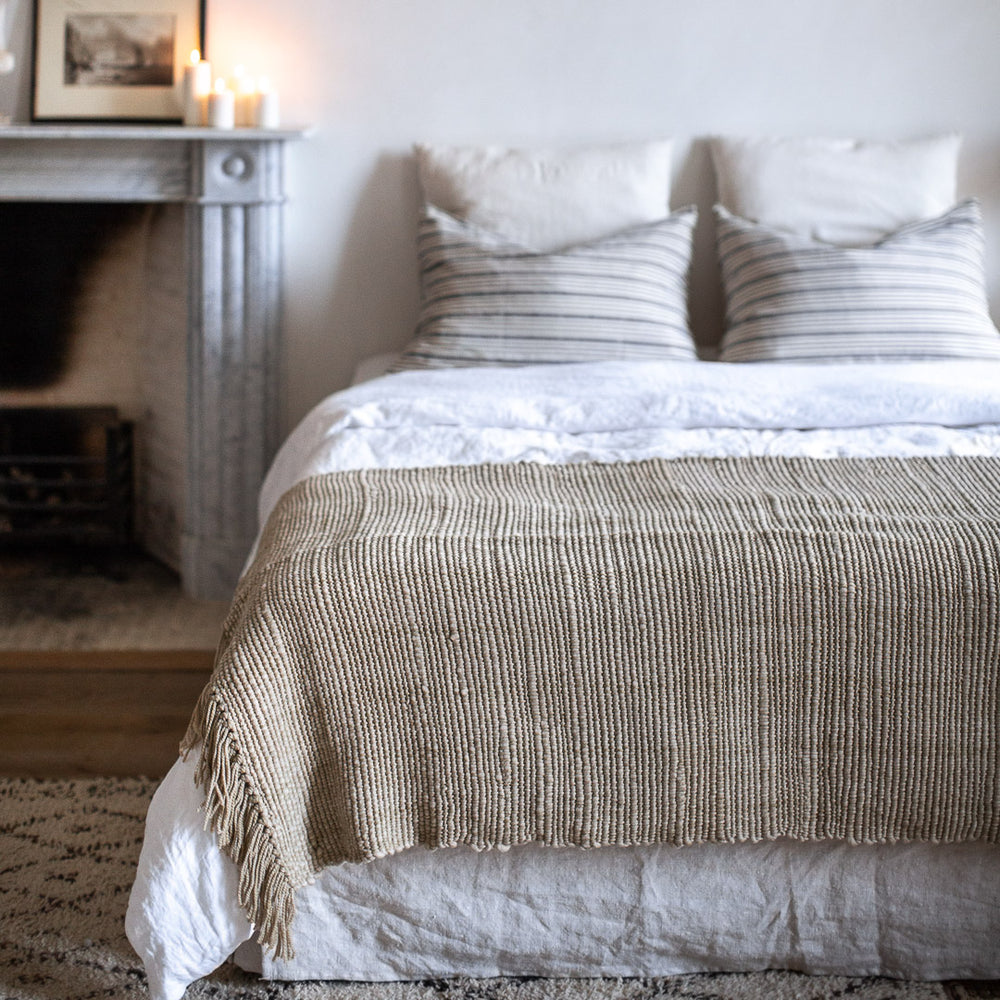 TEXTURED AND TASSELED HANDWOVEN MERINO WOOL BLANKET IN NATURAL