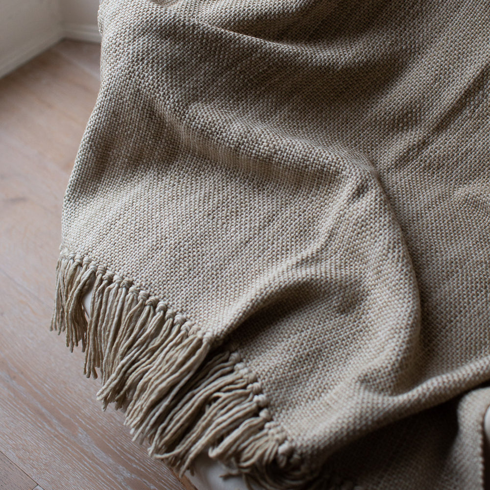 TASSELED HANDWOVEN MERINO WOOL BLANKET IN NATURAL