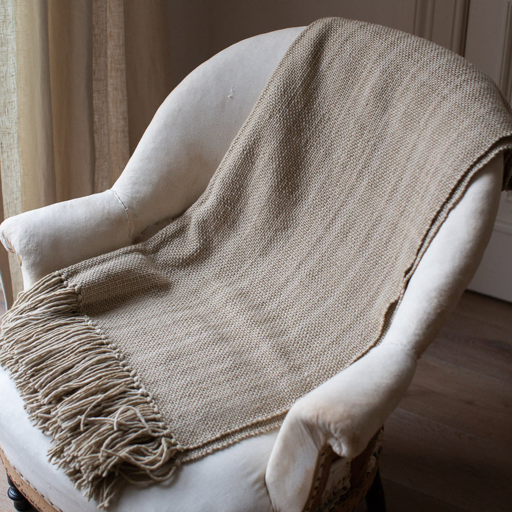 TASSELED HANDWOVEN MERINO WOOL BLANKET IN NATURAL