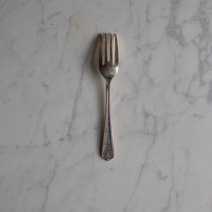 SMALL VINTAGE DECORATIVE DESSERT FORKS