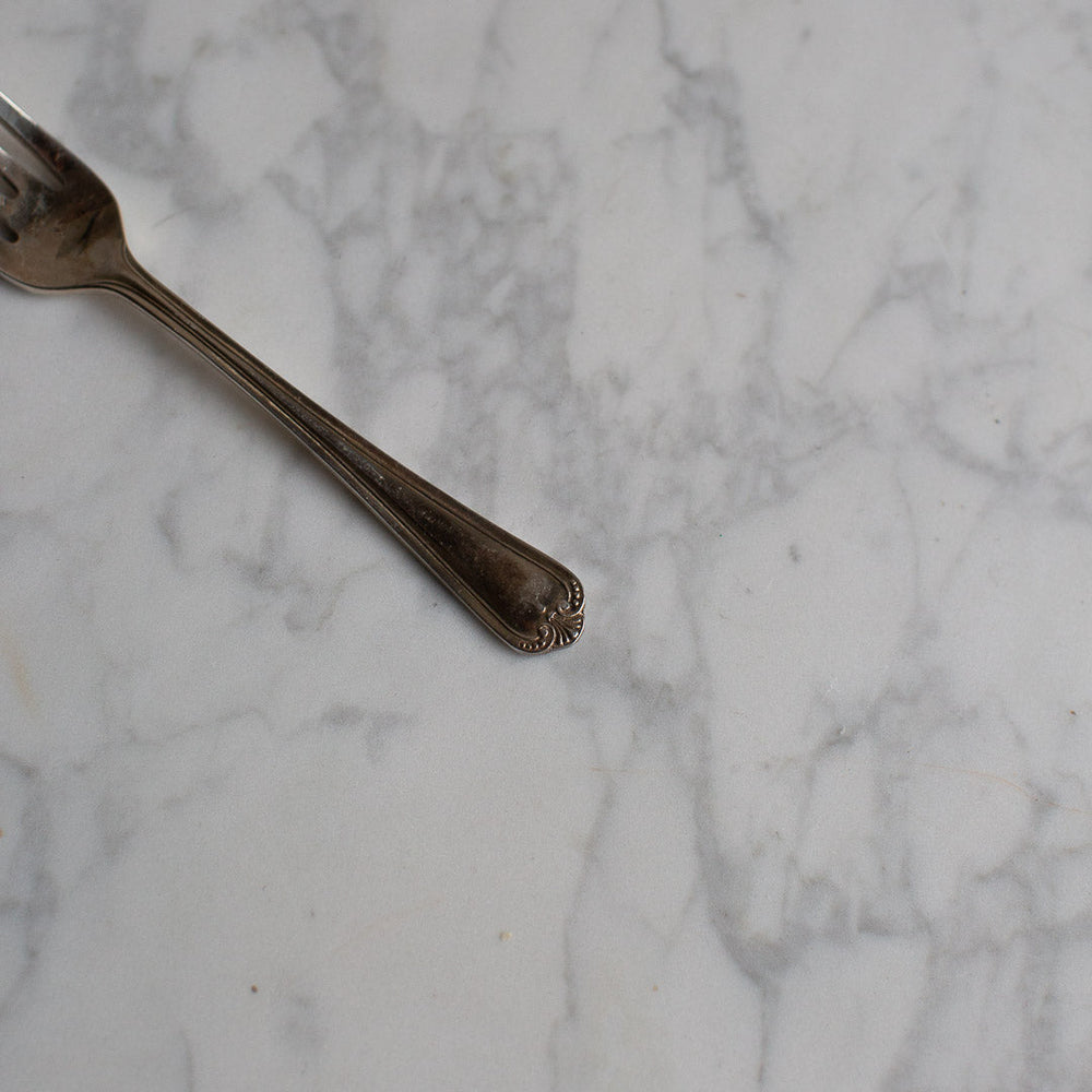 SMALL VINTAGE DECORATIVE DESSERT FORKS