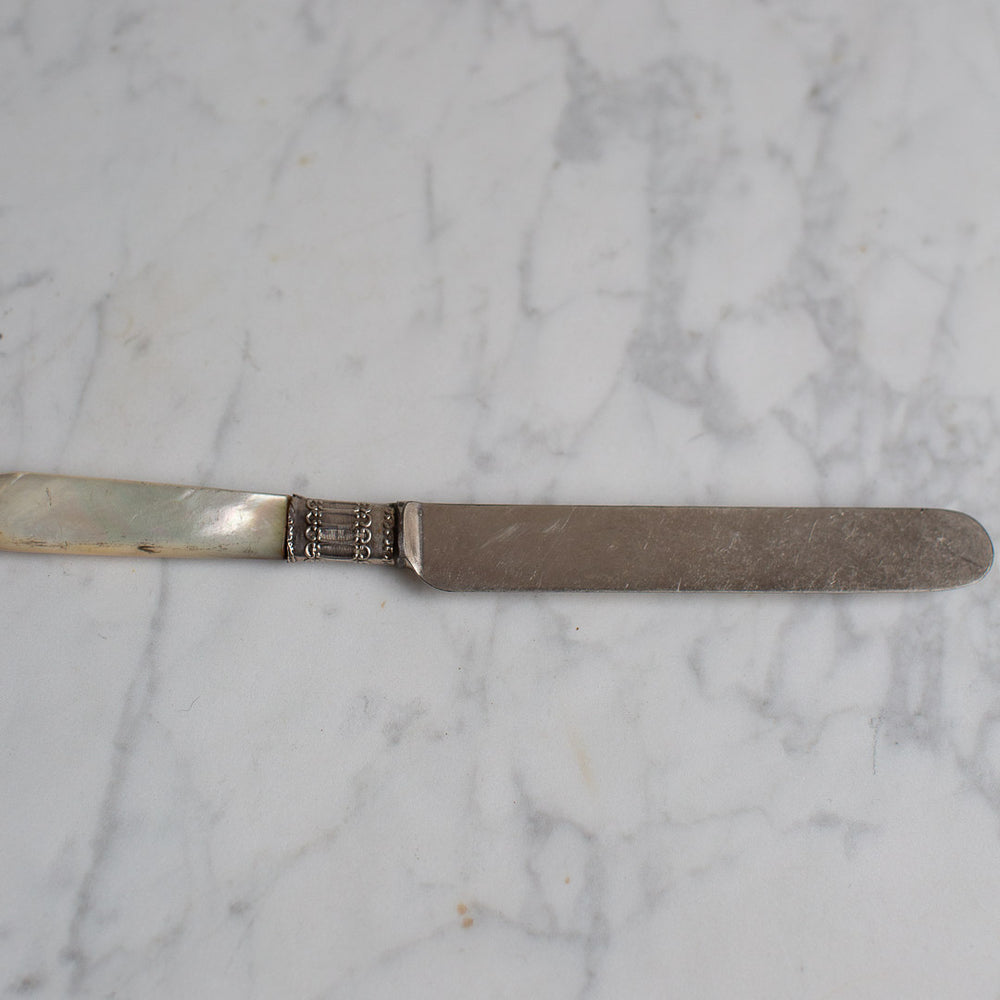 VINTAGE MOTHER OF PEARL KNIFE SET