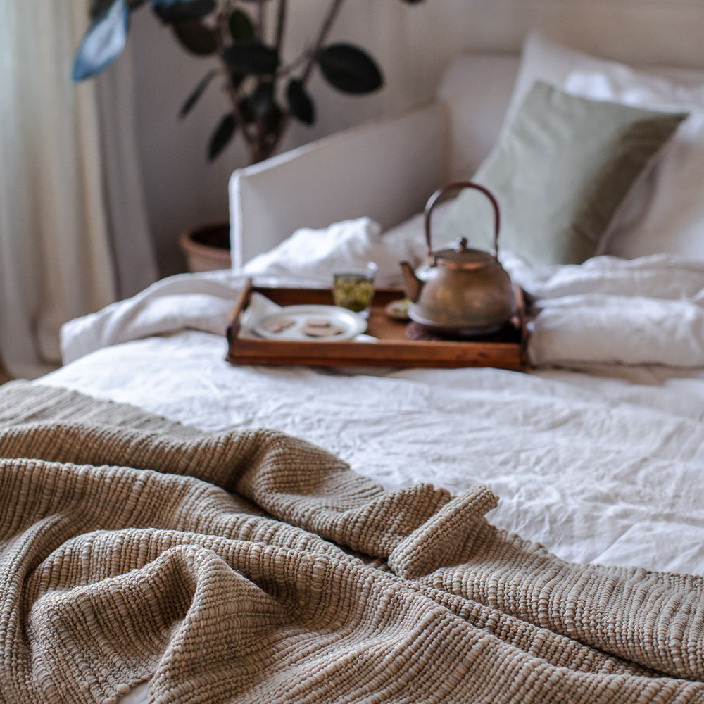 TEXTURED AND TASSELED HANDWOVEN MERINO WOOL BLANKET IN NATURAL